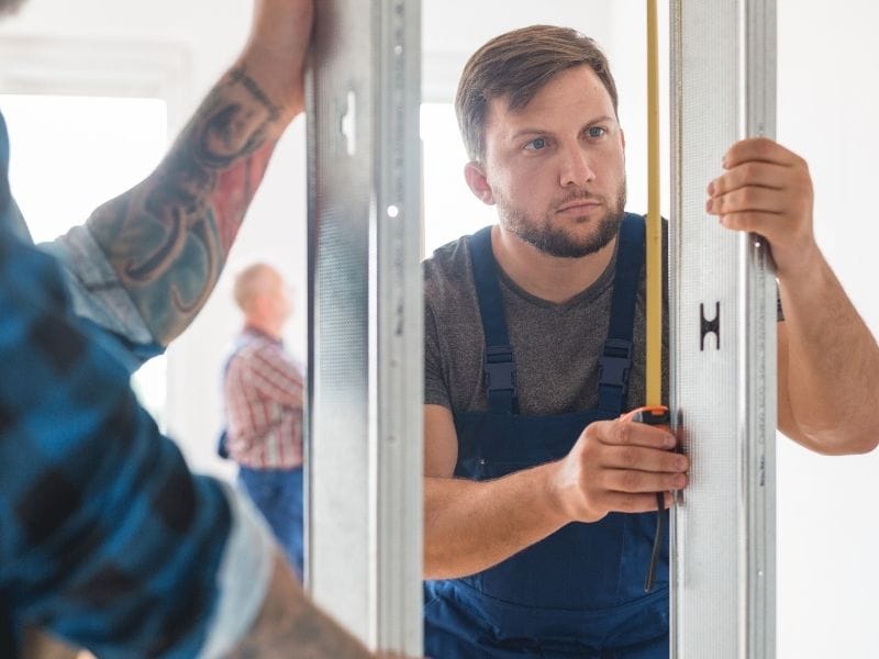 Por qué elegir la instalación profesional de mallas sobre la casera