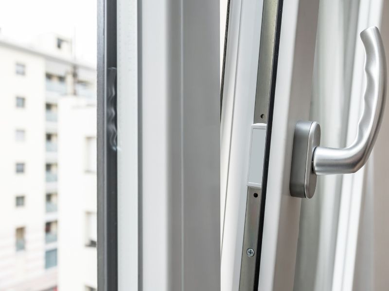 Ventanas oscilobatientes: la trampa mortal que pocos dueños de gatos conocen. Mallas Económicas Bogotá